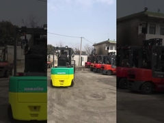 Б/у вилочный погрузчик Komatsu, электрический, с противовесом, грузоподъемность 2 тонны, трехсекционная мачта, желто-зеленый