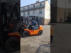 Б/у вилочный погрузчик Toyota 7F грузоподъемностью 3 тонны с ручным управлением, центральным цилиндром и оранжевой краской